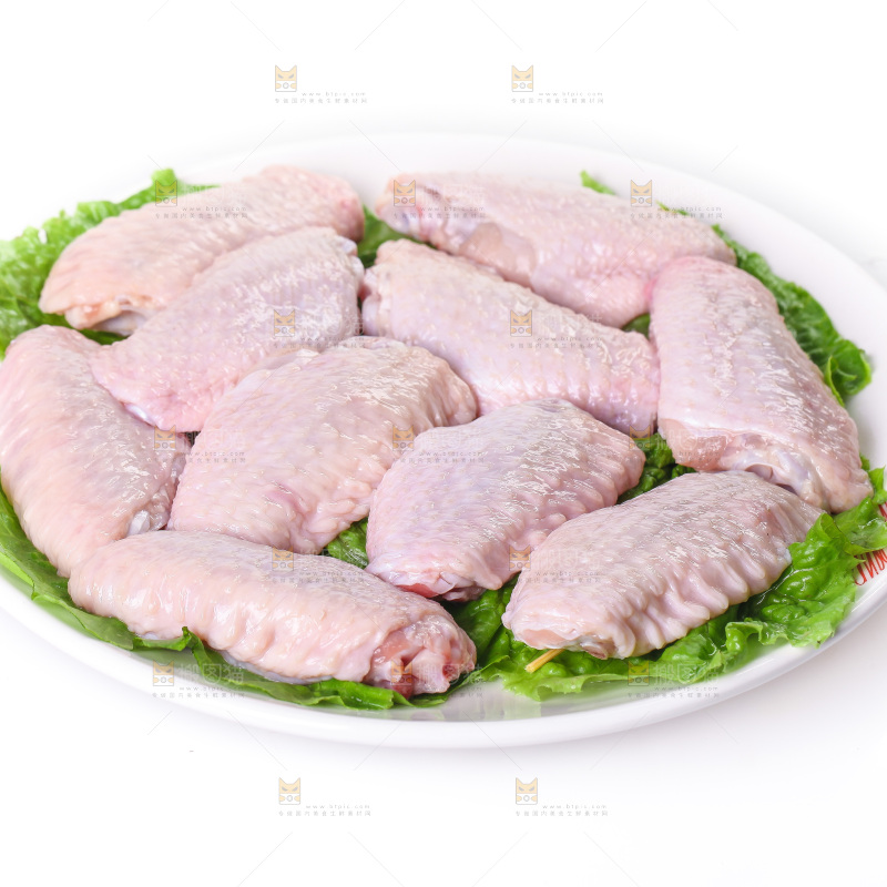 白底上的新鲜鸡翅中