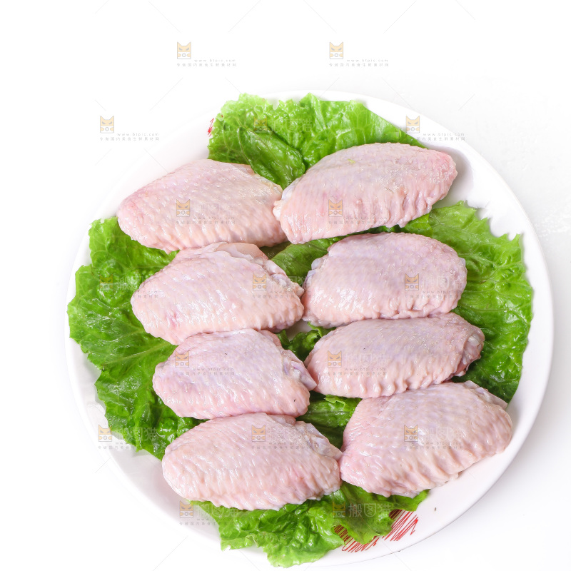 白底上的新鲜鸡翅中