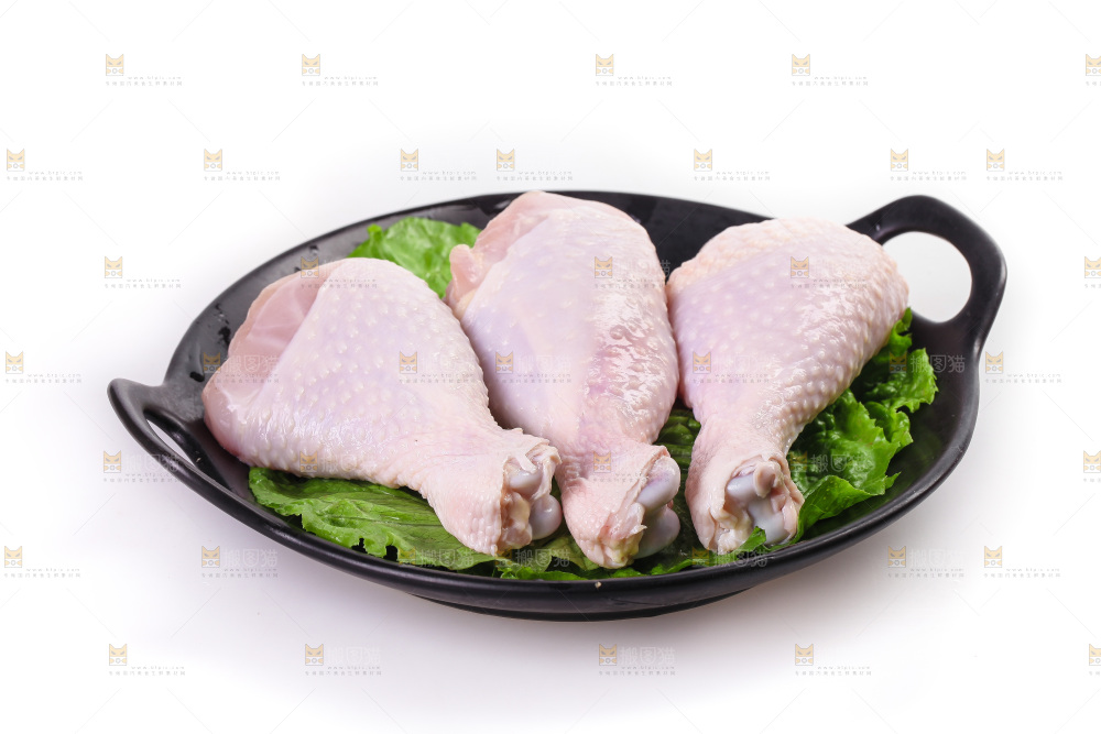 白底上的鲜鸡腿