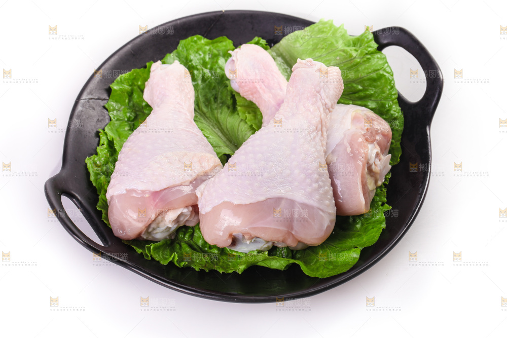 白底上的鲜鸡腿