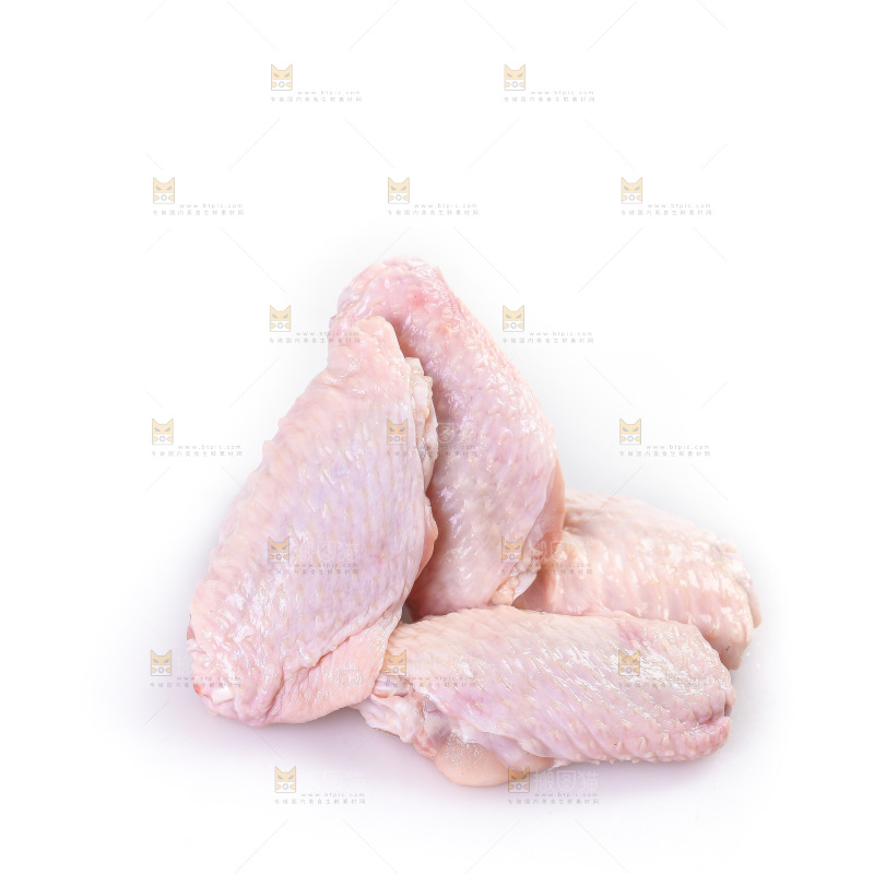 白底上的新鲜鸡翅中