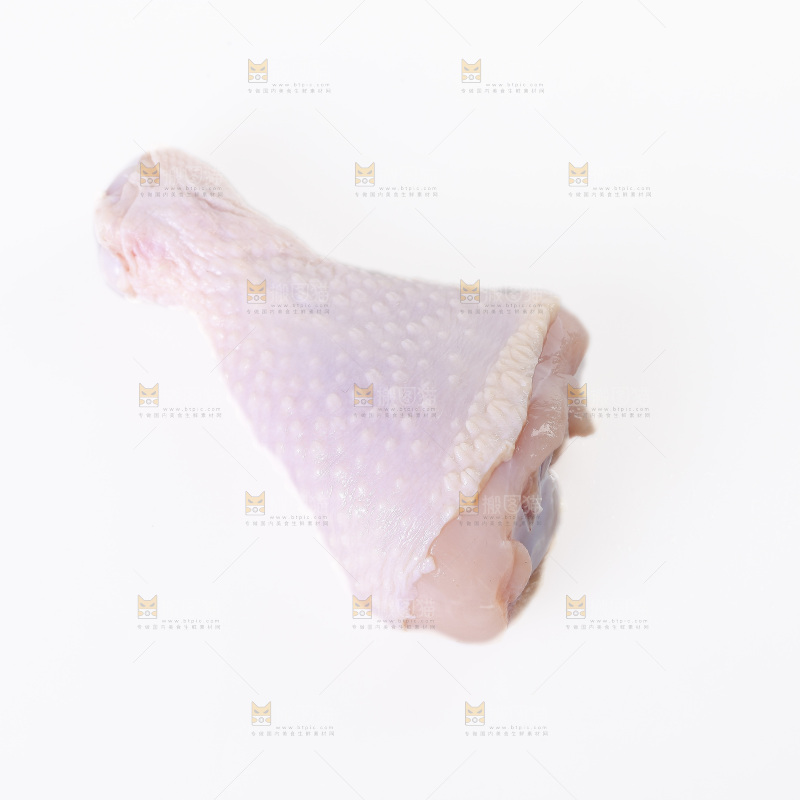 白底上的鲜鸡腿