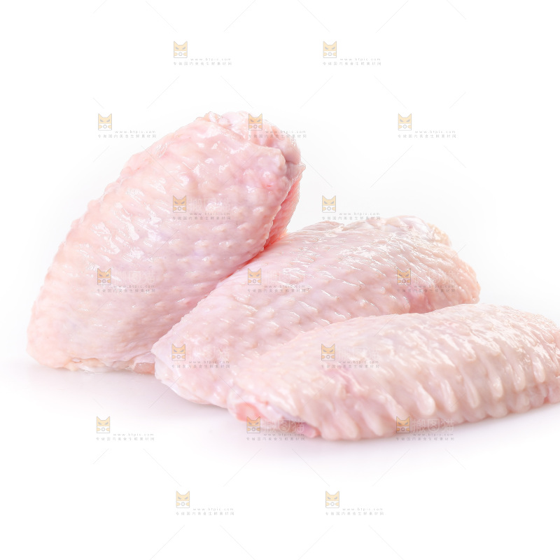 白底上的新鲜鸡翅中