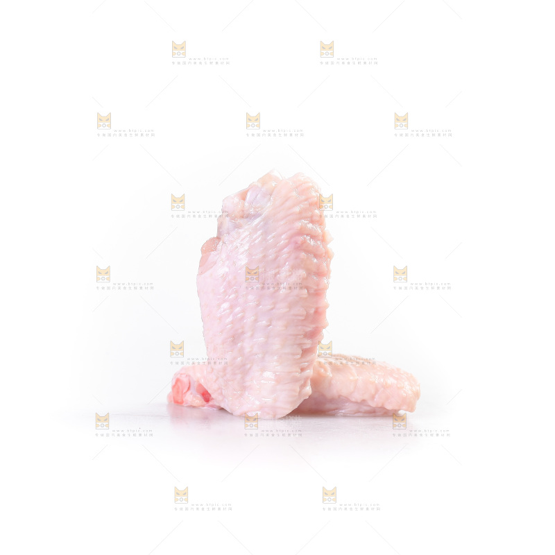 白底上的新鲜鸡翅中