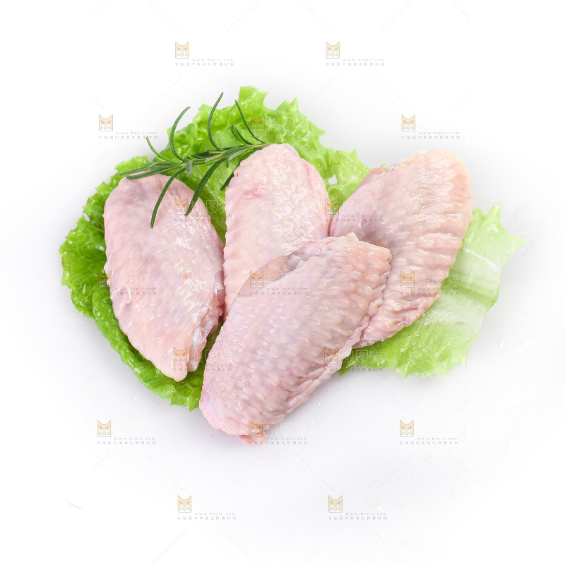 白底上的新鲜鸡翅中