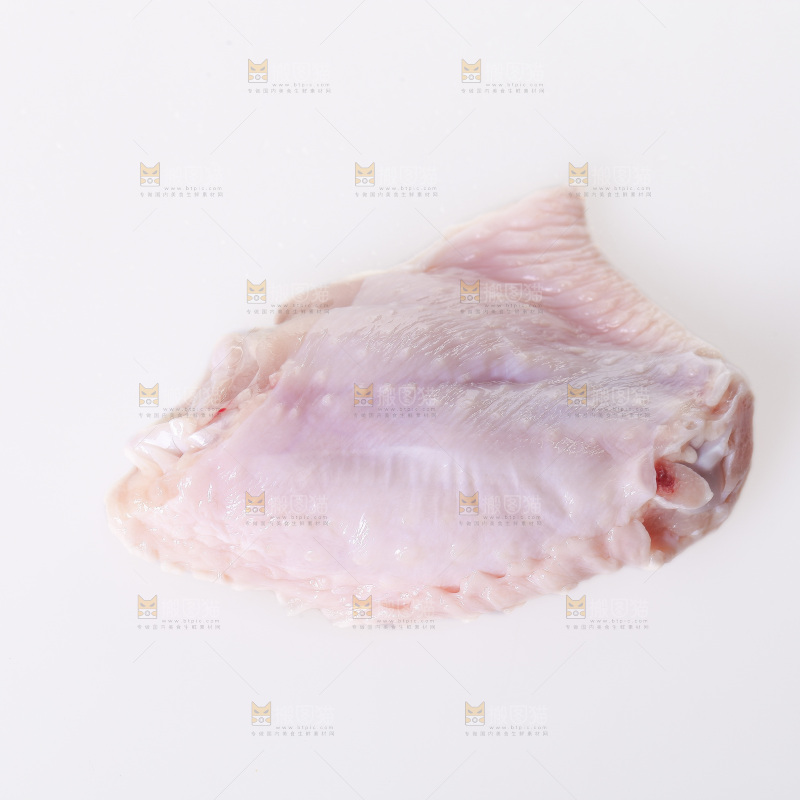 白底上的新鲜鸡翅中