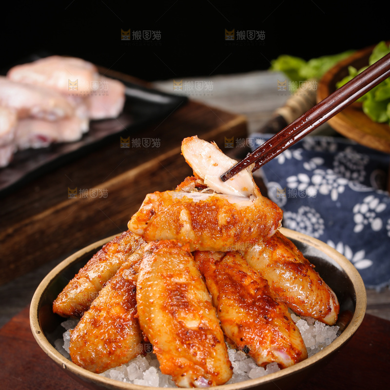 深底上的蜜汁烤翅