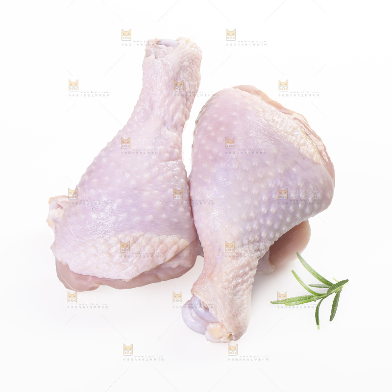 白底上的鲜鸡腿