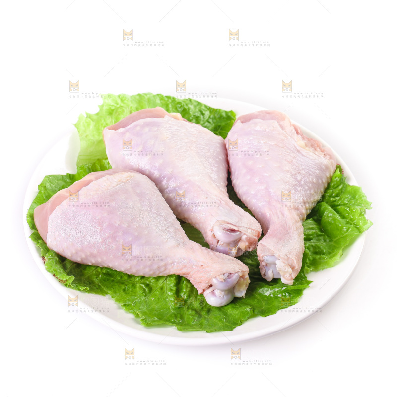 白底上的鲜鸡腿