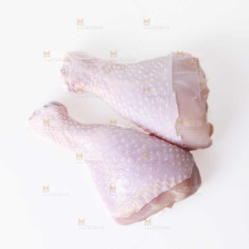 白底上的鲜鸡腿