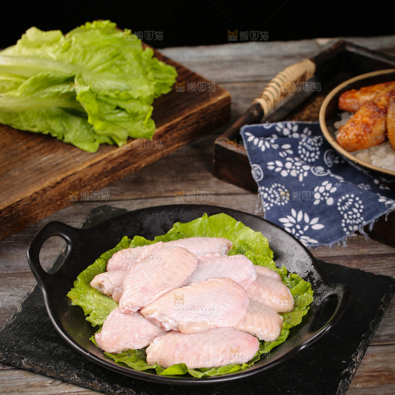 深底上的鸡翅中