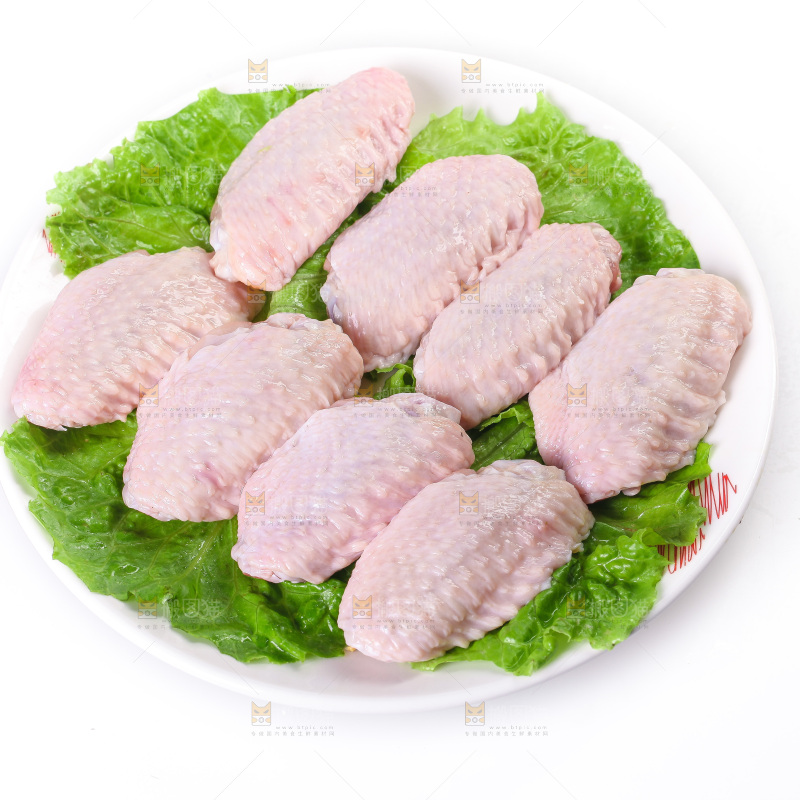 白底上的新鲜鸡翅中