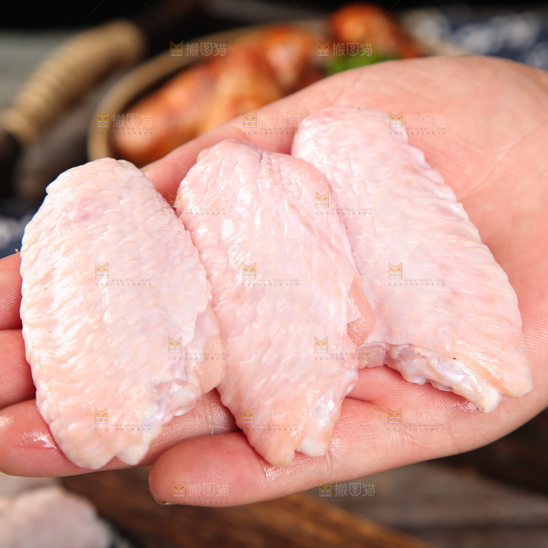 深底上的鸡翅中