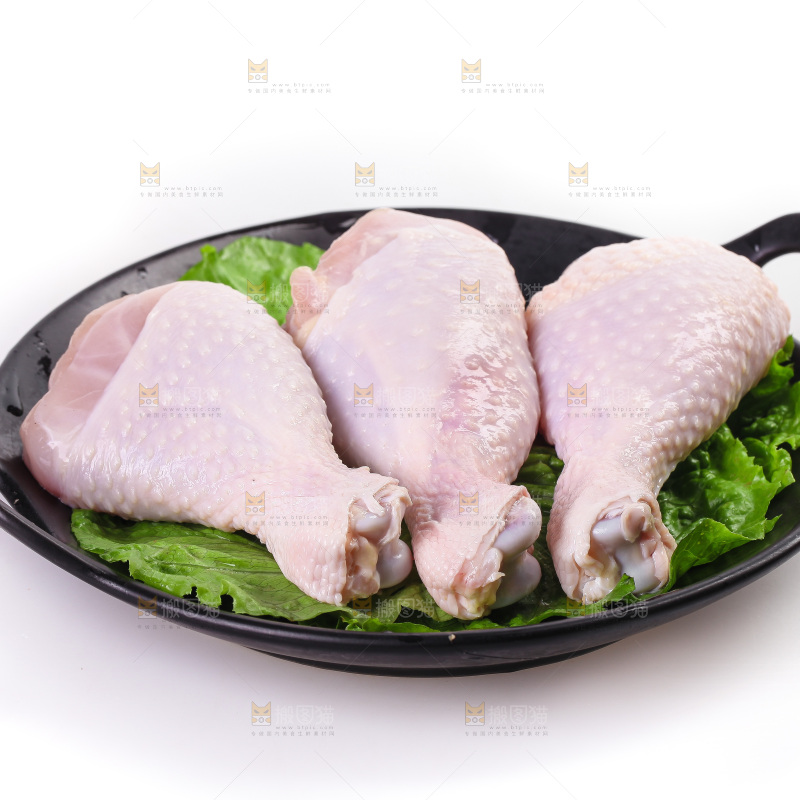 白底上的鲜鸡腿