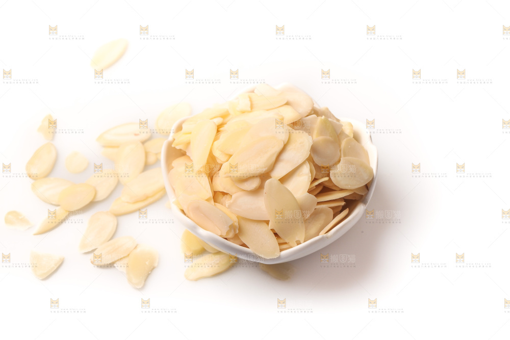 白底上的杏仁片