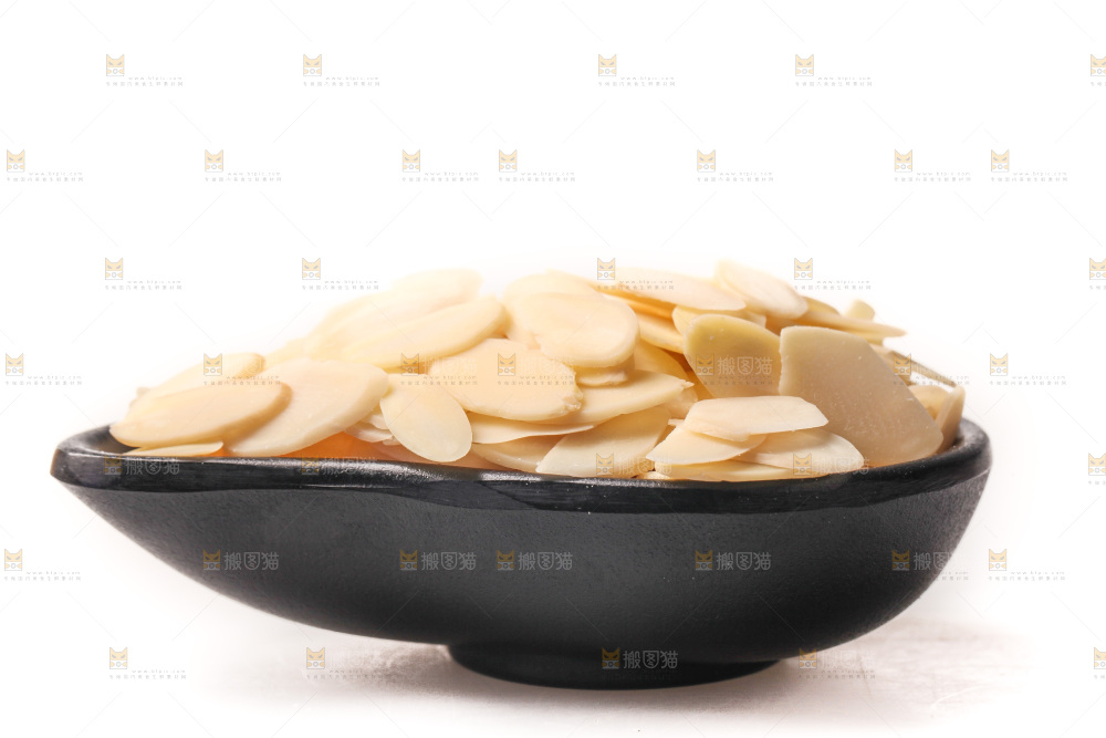 白底上的杏仁片