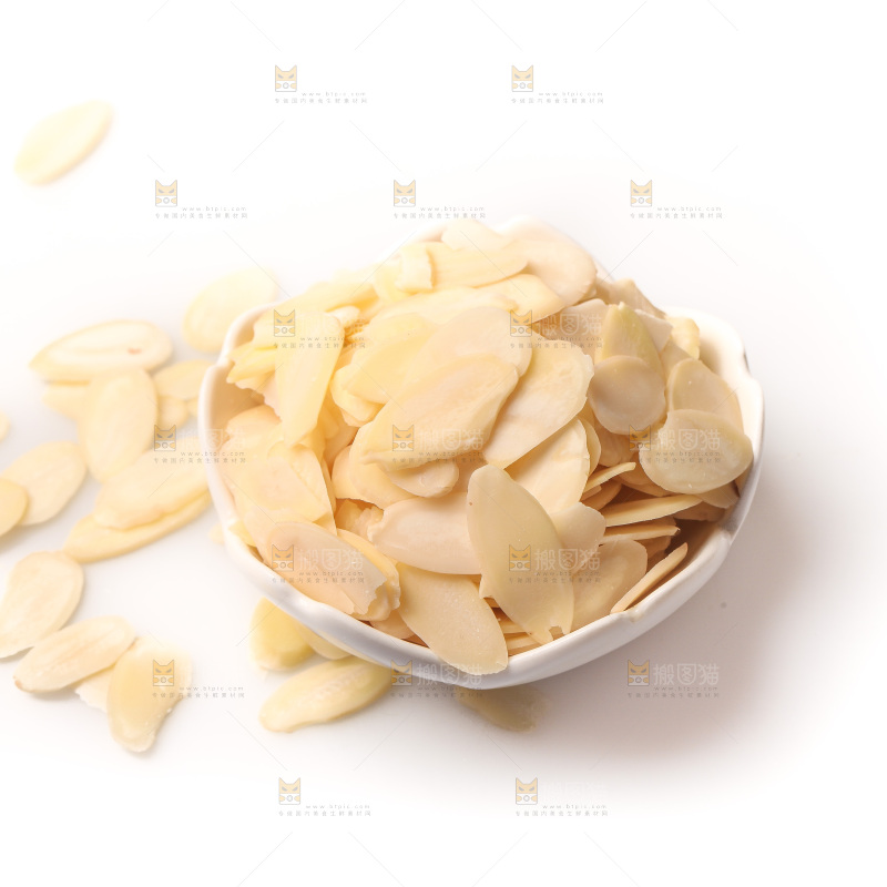 白底上的杏仁片