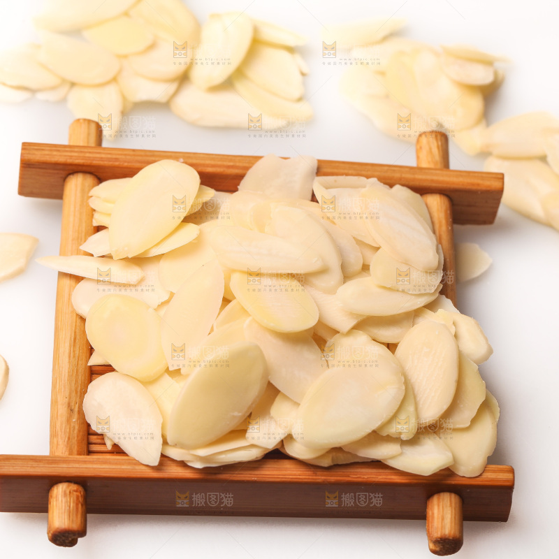 白底上的杏仁片