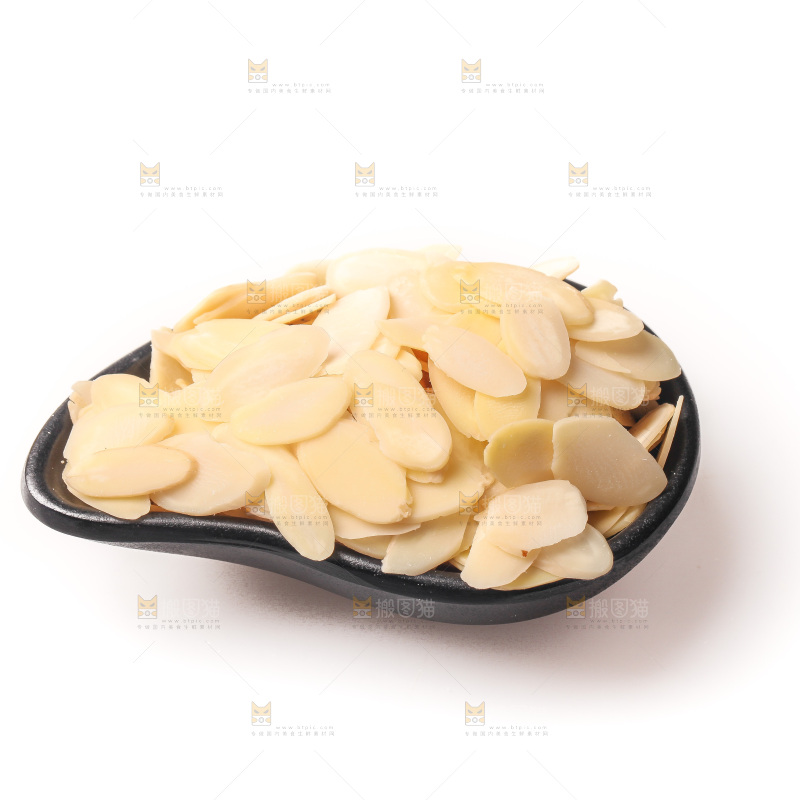 白底上的杏仁片