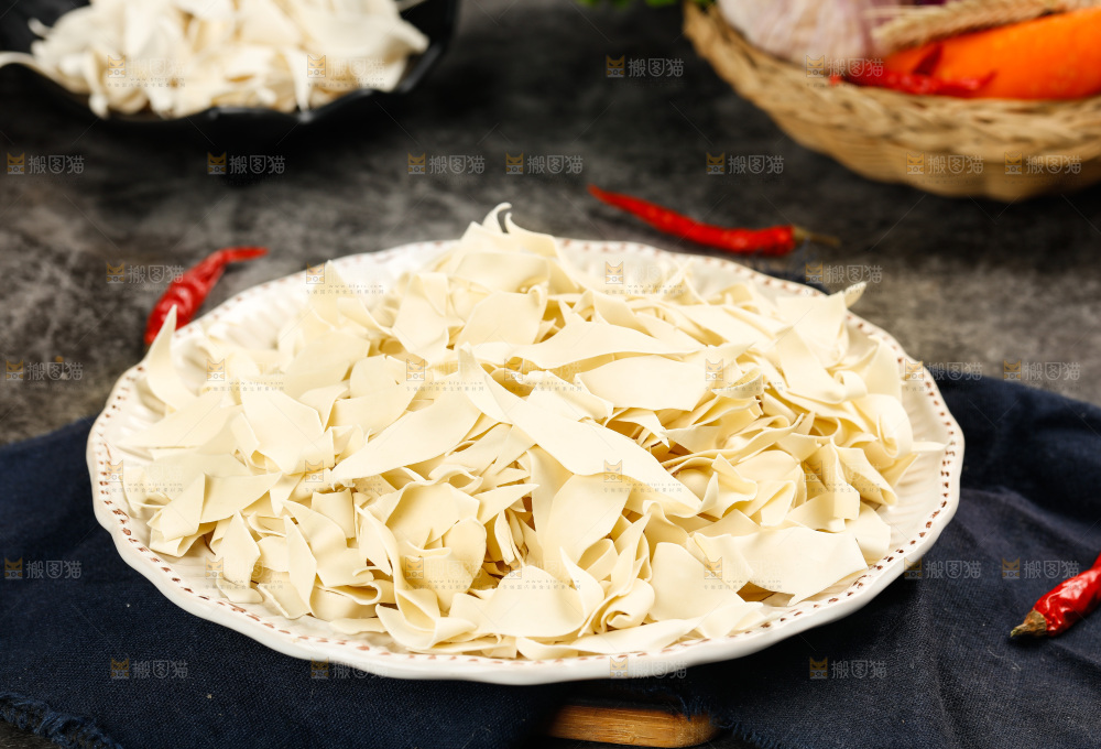 深底上的刀削面片