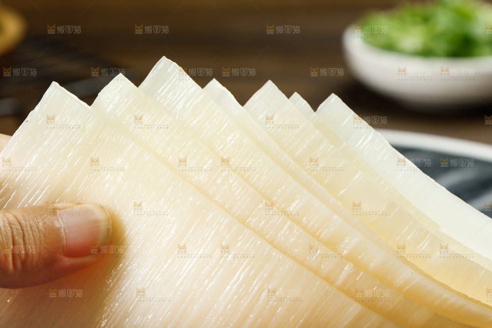 深底上的烤冷面皮