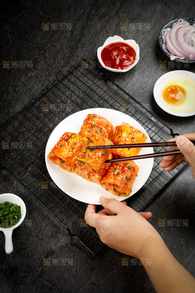 深底上的烤冷面卷