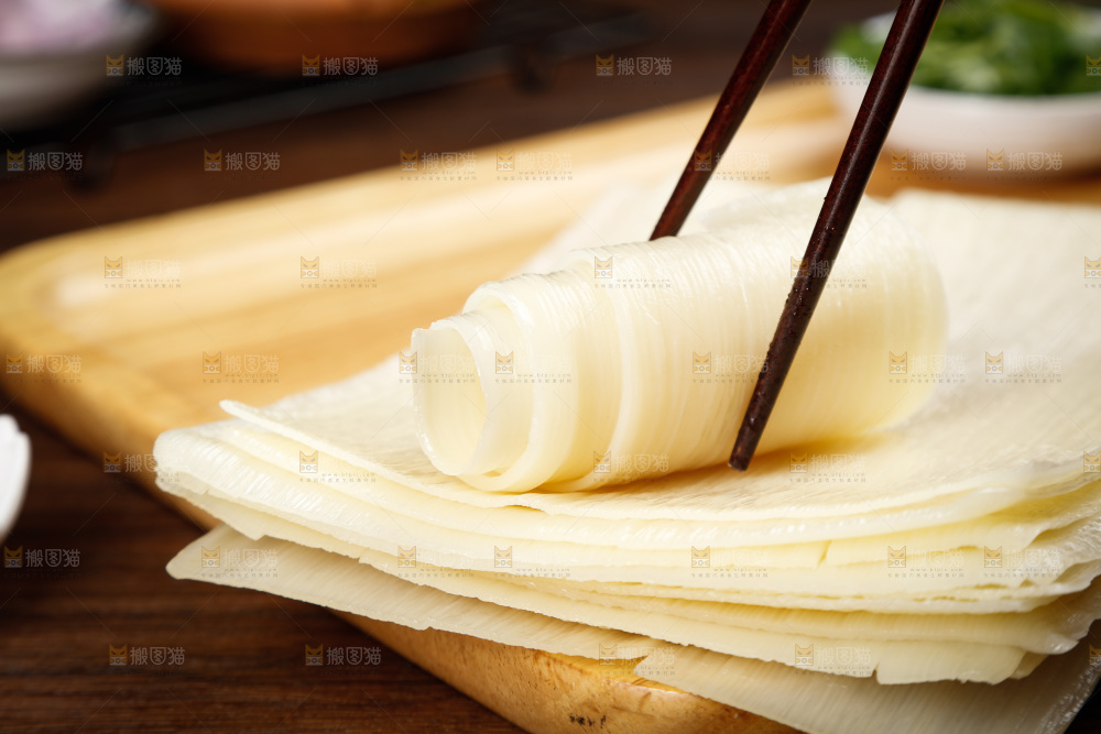深底上的烤冷面皮