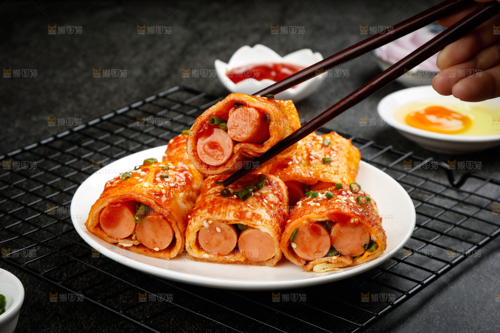 深底上的烤冷面卷