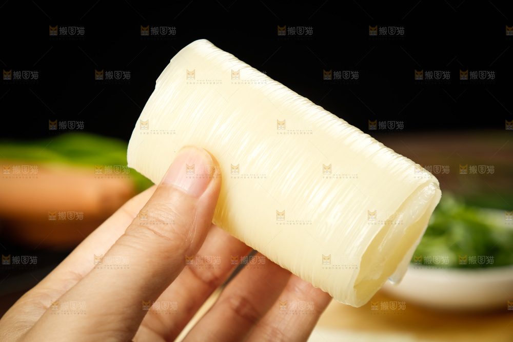 深底上的烤冷面皮