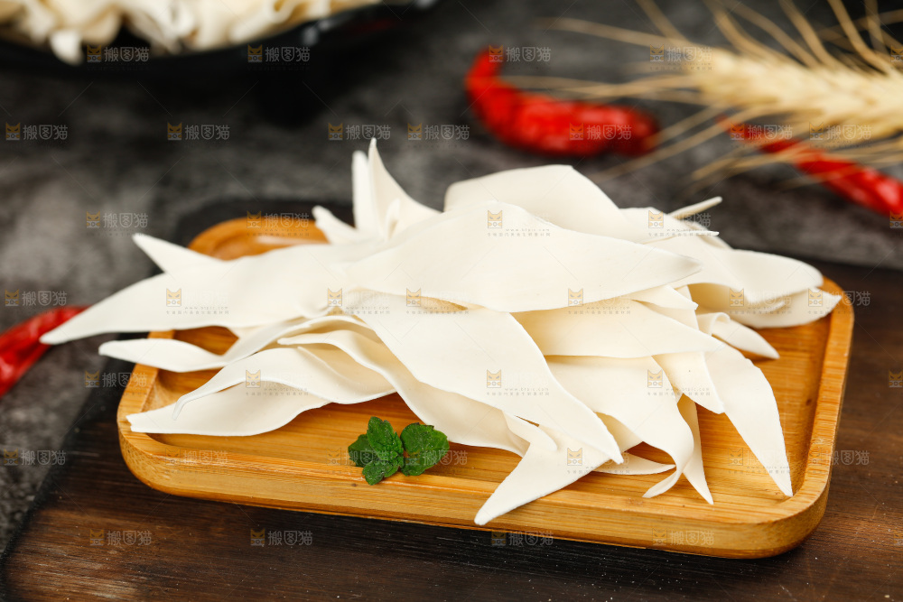 深底上的刀削面片