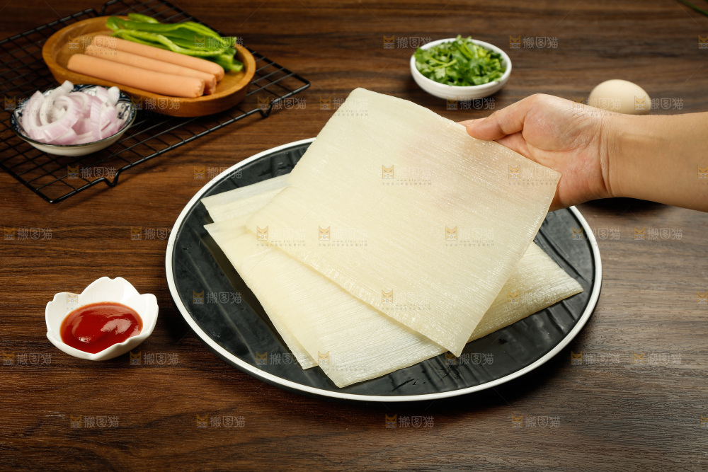 深底上的烤冷面皮