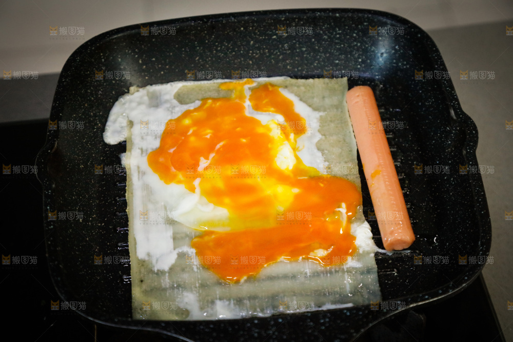 深底上的烤冷面卷