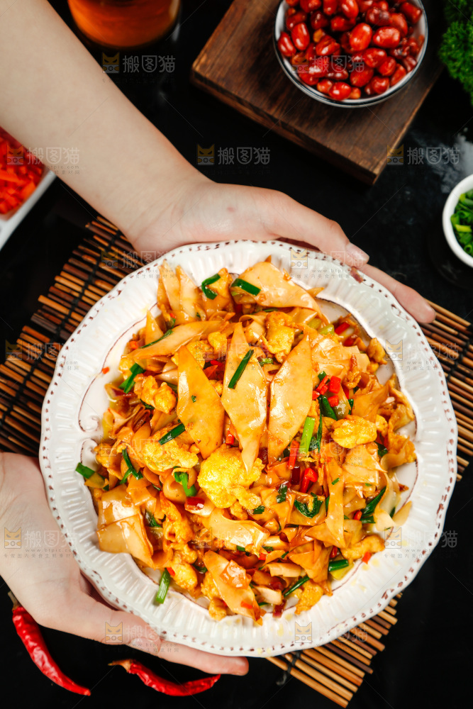 深底上的拌面