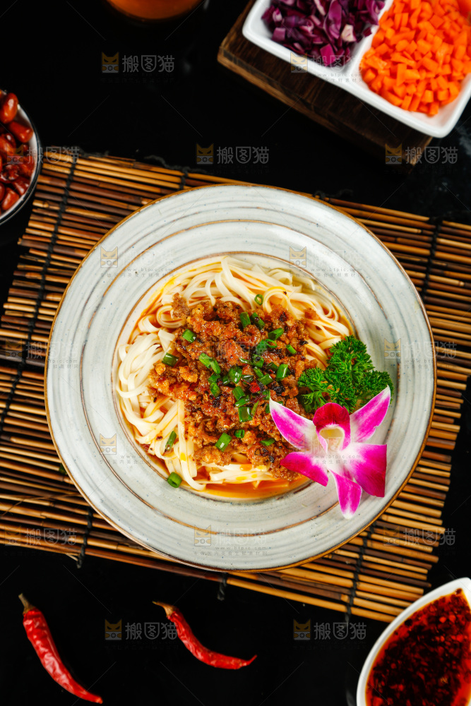 深底上的拌面