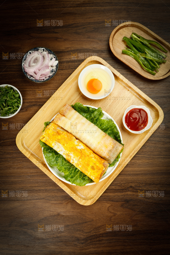 深底上的烤冷面卷