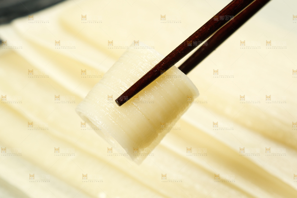 深底上的烤冷面皮