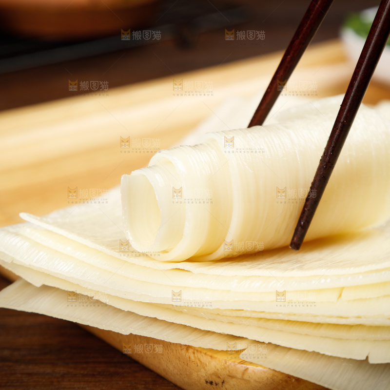 深底上的烤冷面皮