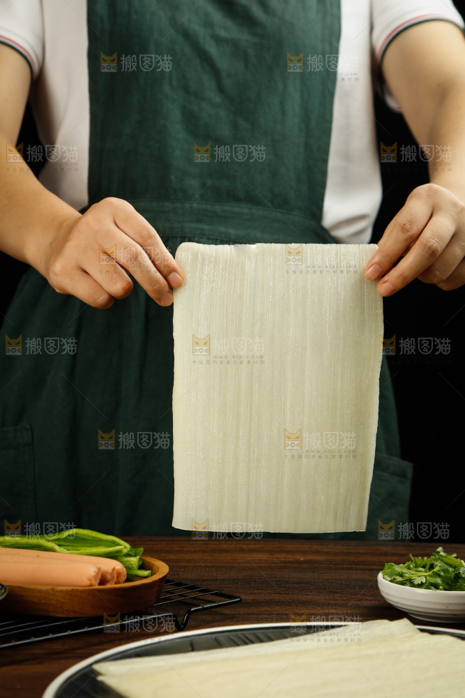 深底上的烤冷面皮