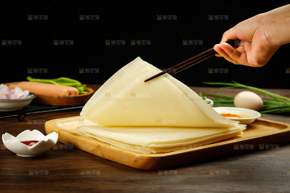 深底上的烤冷面皮