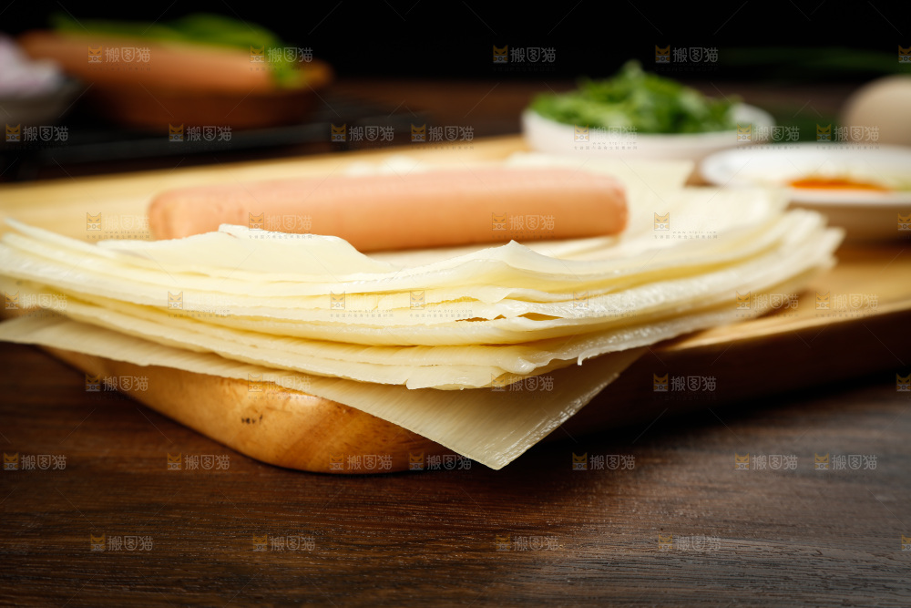 深底上的烤冷面皮