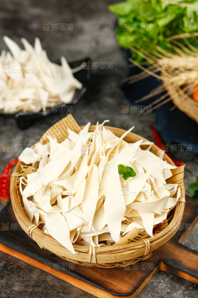 深底上的刀削面片