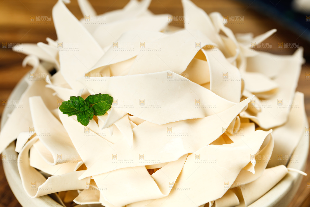 深底上的刀削面片