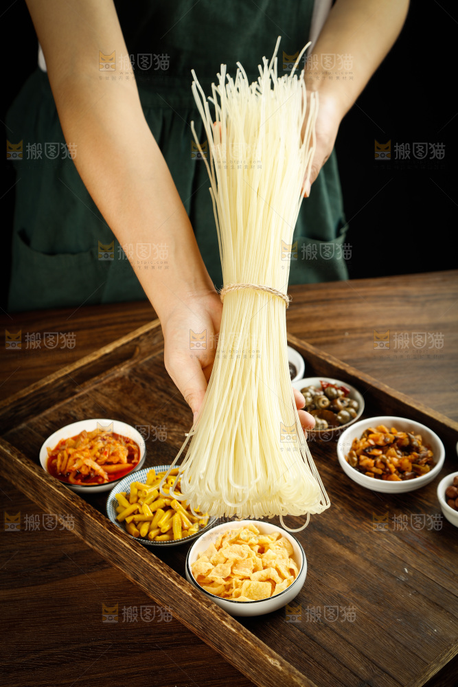 深底上的螺蛳粉