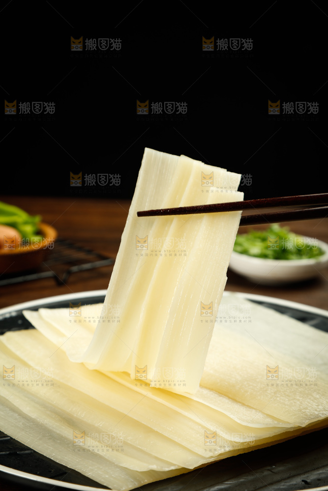 深底上的烤冷面皮