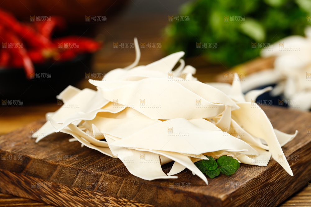 深底上的刀削面片