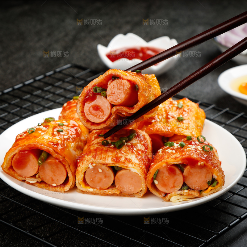 深底上的烤冷面卷
