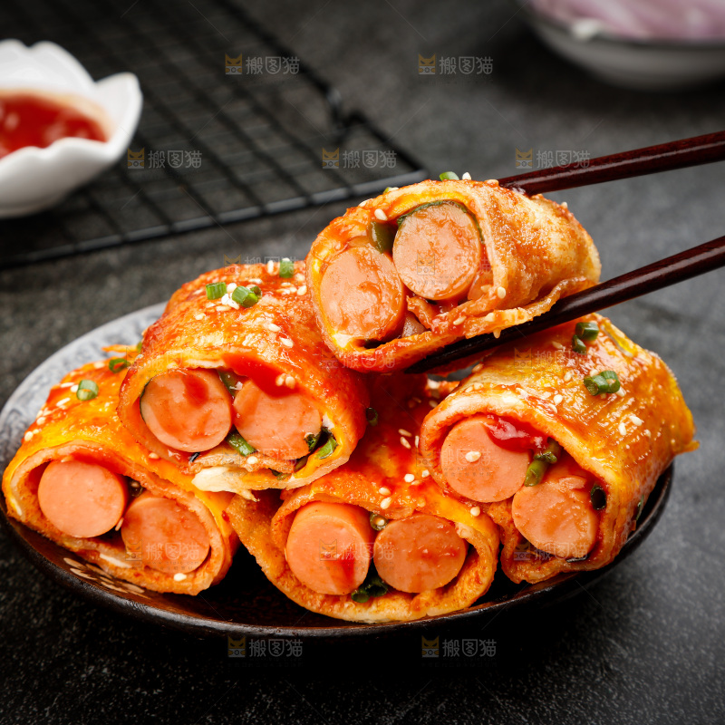 深底上的烤冷面卷