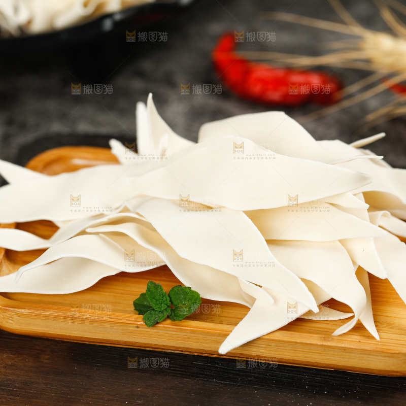 深底上的刀削面片