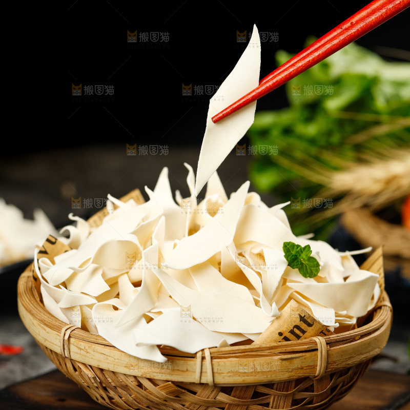 深底上的刀削面片