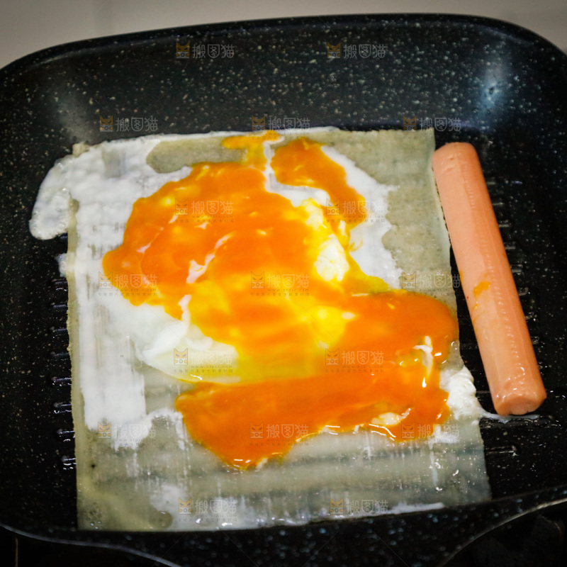 深底上的烤冷面卷